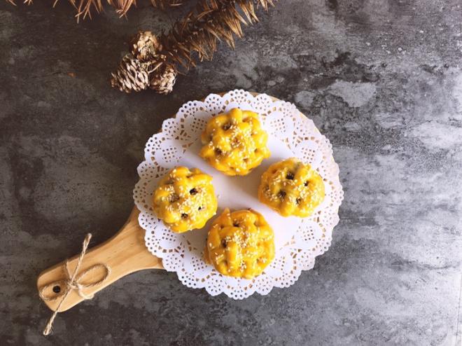 金黄绣球蛋黄酥