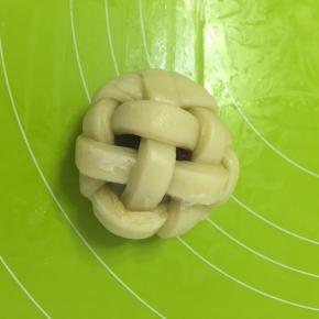 从后面收口，捏紧