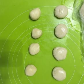 把水油皮分成20g一个的面团，油酥分成18g一个的面团