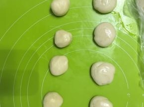 把水油皮分成20g一个的面团，油酥分成18g一个的面团