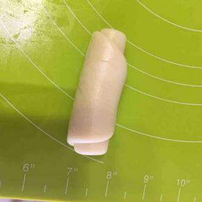 从一头卷起来，每一个面团都按以上步骤卷起来，然后还是跟那个保鲜膜松弛15分钟