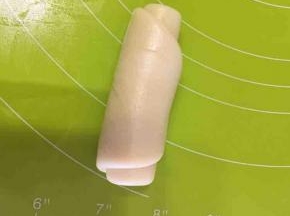 从一头卷起来，每一个面团都按以上步骤卷起来，然后还是跟那个保鲜膜松弛15分钟