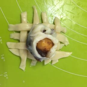 馅料包好放在编制好的面皮上