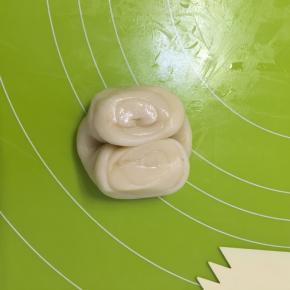 取一个松弛好的面卷，从中间对折