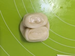 取一个松弛好的面卷，从中间对折