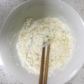 低筋面粉加猪油，用筷子搅拌成絮状，再轻揉成团即可