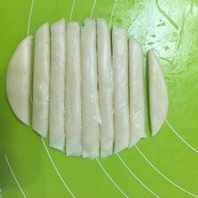 压扁然后擀成饺子皮大小，切成9条，两头短的两条用来合成一条