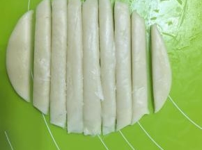 压扁然后擀成饺子皮大小，切成9条，两头短的两条用来合成一条