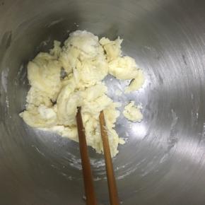 加入清水先用筷子搅拌成絮状