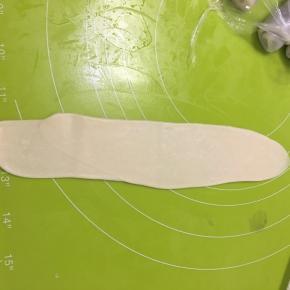 松弛好的面卷再次擀成牛舌状