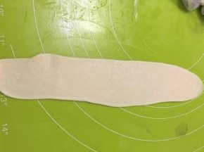 松弛好的面卷再次擀成牛舌状