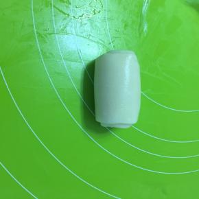 再从一边卷起来，盖上保鲜膜继续松弛15分钟