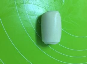再从一边卷起来，盖上保鲜膜继续松弛15分钟