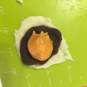豆沙包上烤熟的鸭蛋黄，我还包了麻薯，没有可以不包麻薯，我正好也做了麻薯就包上了