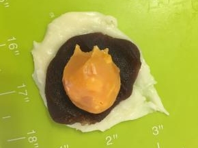 豆沙包上烤熟的鸭蛋黄，我还包了麻薯，没有可以不包麻薯，我正好也做了麻薯就包上了