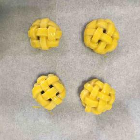 放入铺了油纸的烤盘，刷上蛋黄液，烤箱提前预热160度，上下火，先烤10分钟