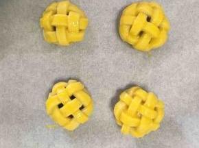 放入铺了油纸的烤盘，刷上蛋黄液，烤箱提前预热160度，上下火，先烤10分钟