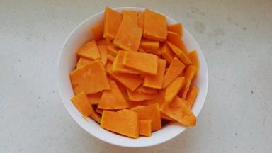 南瓜去皮去瓤洗净，切薄片放碗里。