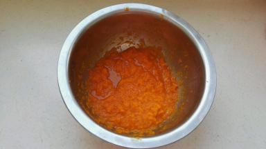 上锅放蒸架上蒸熟，用勺背捣成泥，冷至手温放酵母抓匀(一定要温度与手的温度差不多时放酵母，如果温度过高会把酵母烫死的)。