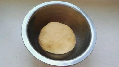 用手和成光滑的面团，放温水锅内盖盖发酵(现在天冷，利用锅内温度、湿度帮助发酵。)