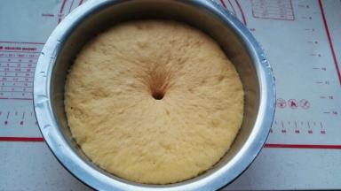 一发两倍大，手沾粉戳洞不塌陷不回缩就发酵好了。