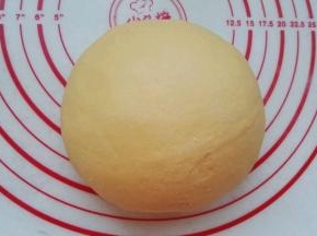 放揉面垫或案板上开始用拳头捣， 用掌跟揉、折叠，并重复此动作对面团进行排气，直到把面团揉光滑(分次撒少许干粉防粘)。