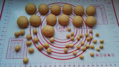 分成猪头60g一个、鼻子5g一个，耳朵2g左右的面剂，分别揉圆。