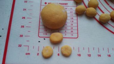 准备好的小猪头、耳朵、鼻子面剂、眼睛用的黑芝麻。