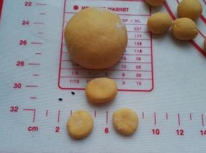 准备好的小猪头、耳朵、鼻子面剂、眼睛用的黑芝麻。
