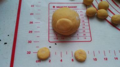 鼻子面剂用手捏成椭圆形，背面用筷子抹水粘猪头上。