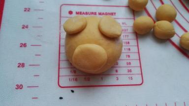 耳朵面剂背面抹水粘两边。