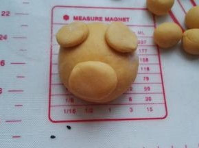 耳朵面剂背面抹水粘两边。