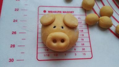 用湿筷子捅两鼻孔。