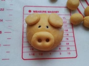 用湿筷子捅两鼻孔。