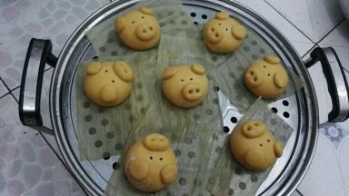 蒸锅添温水，把小猪放上铺了玉米皮(也可用棉馏布、油纸等垫底防粘)的蒸架上，盖盖醒十五分钟左右。