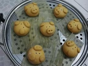 蒸锅添温水，把小猪放上铺了玉米皮(也可用棉馏布、油纸等垫底防粘)的蒸架上，盖盖醒十五分钟左右。