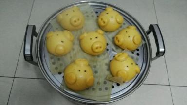 看着生坯明显变大，轻盈了，打火，大火烧开转中大火蒸十八分钟关火，焖五分钟掀盖取出(天冷锅内外温差大，可先用筷子支个缝跑跑气再掀盖，防止馒头遇冷收缩。)