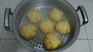 第二层的小猪是不是更肥呢，因为放温水锅内二次醒发时它吸收的热量多才肥些，所以往锅内放生坯时，先做好的放上层，后做好的放下层，这样醒发状态差别不太大。