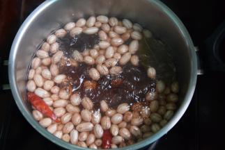 锅中加水，加入八角桂皮香叶干辣椒和适量盐，倒入花生煮熟 约30-40分钟