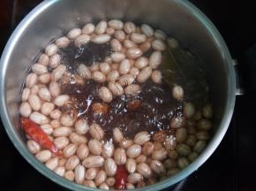 锅中加水，加入八角桂皮香叶干辣椒和适量盐，倒入花生煮熟 约30-40分钟