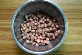 煮熟的花生捞出晾凉