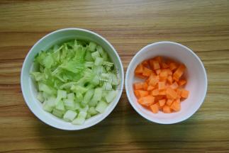 西芹去筋切丁；胡萝卜去皮切丁