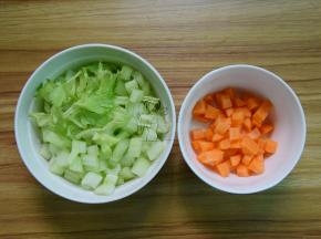 西芹去筋切丁；胡萝卜去皮切丁