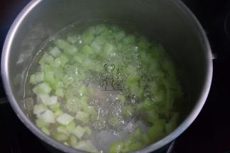 锅中再烧开水，倒入芹菜丁稍焯水，捞出沥干