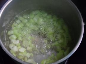 锅中再烧开水，倒入芹菜丁稍焯水，捞出沥干