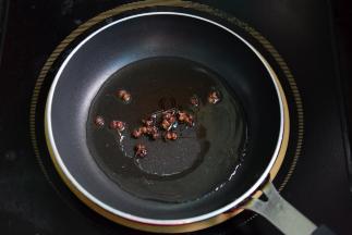 小锅中热油，把花椒爆出香味至焦黄捞出不要
