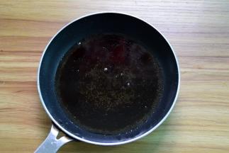 调入酱油、盐、白糖、醋、芝麻油