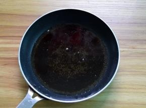调入酱油、盐、白糖、醋、芝麻油