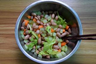 西芹、花生、胡萝卜一起入大碗中，倒入料汁拌匀即可。