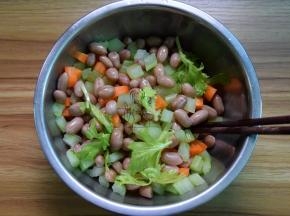 西芹、花生、胡萝卜一起入大碗中，倒入料汁拌匀即可。